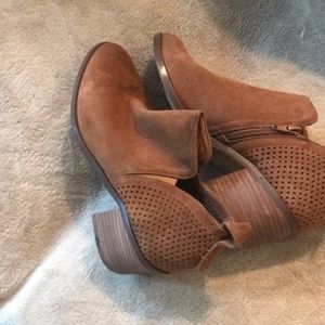 Steve Madden zip up ankle boots.  Size 7.5